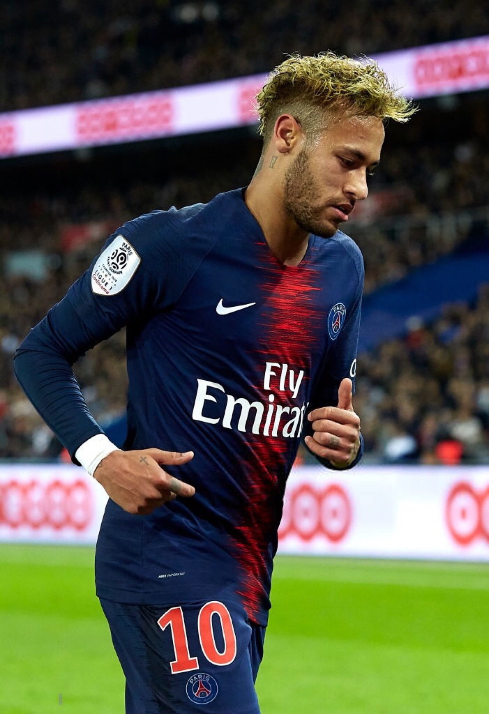 NBA：湖人险胜勇士詹姆斯30+