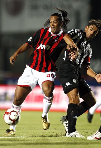 篮网突发小波特轮休引发交易猜测，雄鹿锁定潜在买家之列，另外三队积极参与